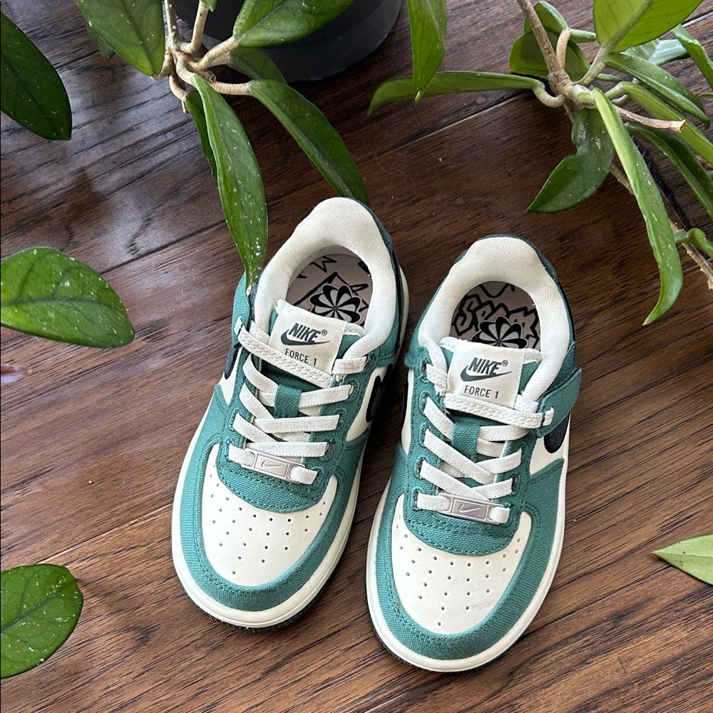 Nike Air Force 1 Kids Sneakers in Green and Cream(practically NEW)